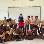 Semangat literasi Al-Qur’an menyatukan mahasiswa KKNT Unhas dan pelajar SDN 184 Pinrang dalam kebersamaan. (Foto: Dok.Pribadi).